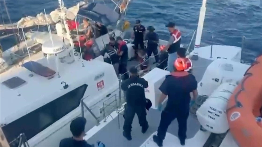 Muğla açıklarında bir tekneye düzenlenen operasyonda 210 kilogram skunk maddesi