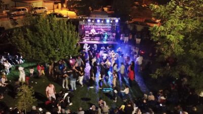 Afyonkarahisar Fatih Mahallesi’nde Muhtar Kenan Uçmak’ın düzenlediği yaz vedası etkinliğinde,