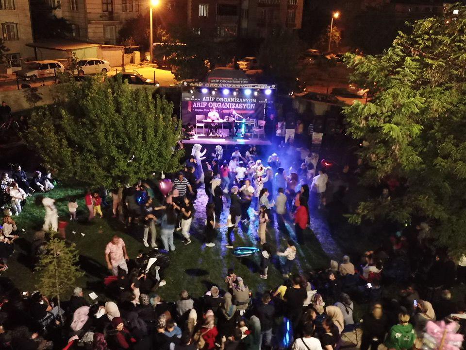 Afyonkarahisar Fatih Mahallesi’nde Muhtar Kenan Uçmak’ın düzenlediği yaz vedası etkinliğinde,