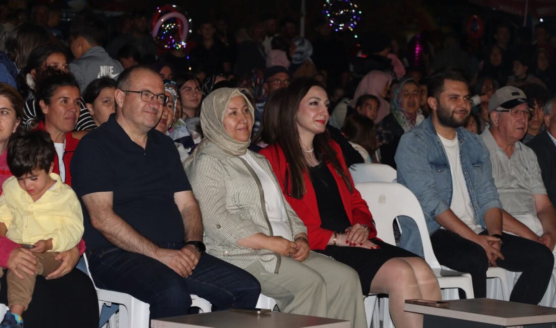 İscehisar’da halk, İscehisar Belediyesi tarafından düzenlenen konserde buluştu. Hem başkan,
