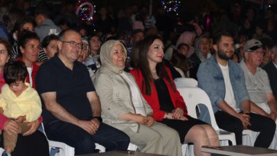 İscehisar’da halk, İscehisar Belediyesi tarafından düzenlenen konserde buluştu. Hem başkan,