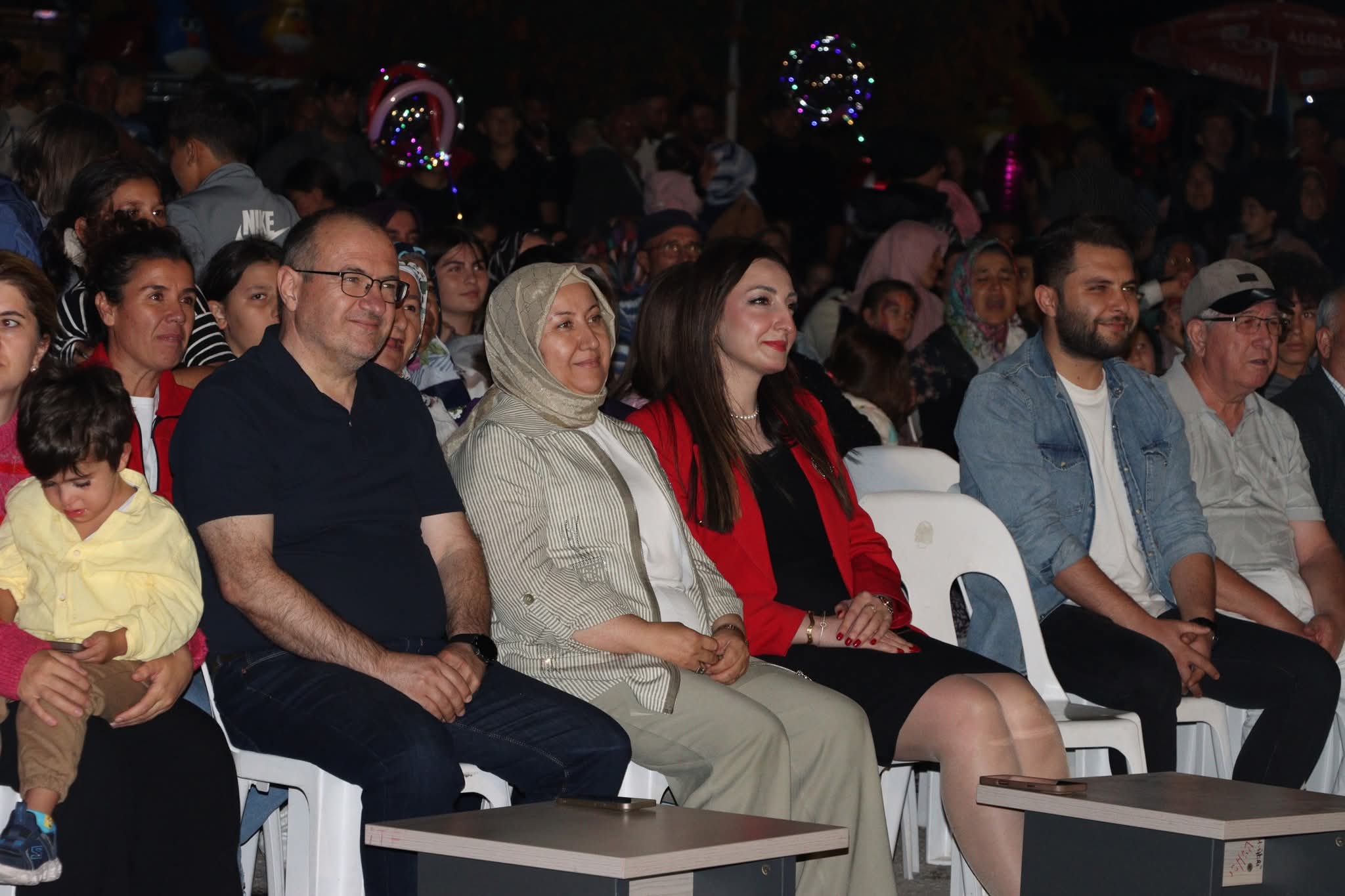 İscehisar’da halk, İscehisar Belediyesi tarafından düzenlenen konserde buluştu. Hem başkan,