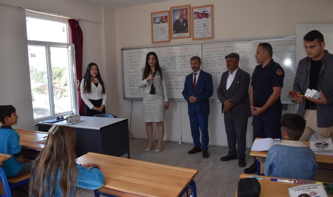   İscehisar Kaymakamı Nesrin Uygun, İlçe Milli Eğitim Müdürü Mustafa