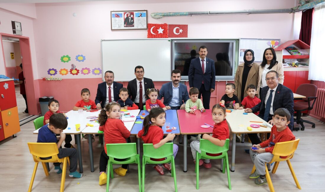 Afyonkarahisar’ın Sandıklı ilçesinde 75. Yıl İlköğretim Okulu’nda İlköğretim Haftası programı