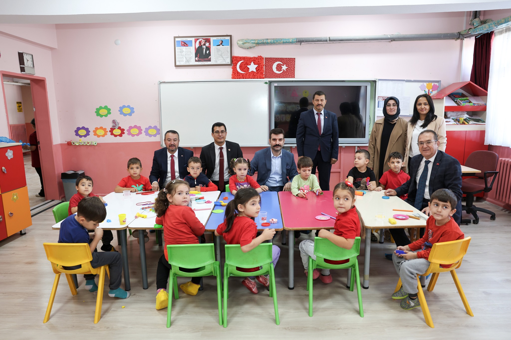 Afyonkarahisar’ın Sandıklı ilçesinde 75. Yıl İlköğretim Okulu’nda İlköğretim Haftası programı