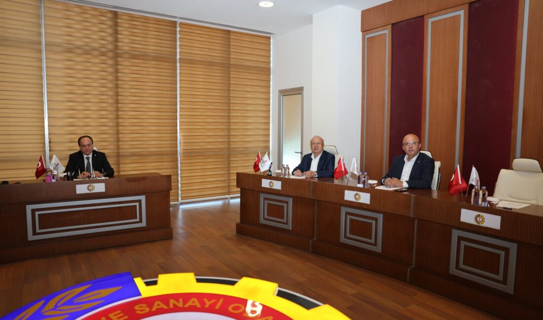 Afyon Eğitim Vakfı (AEV) Yönetim Kurulu, düzenlenen toplantıda bir araya