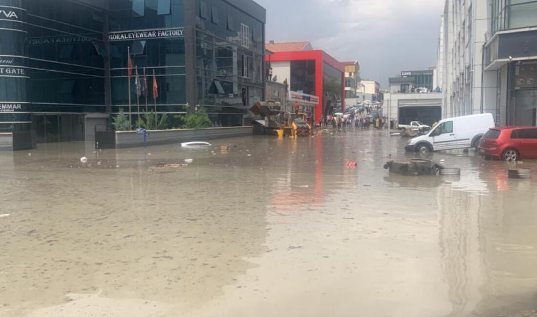 Sağanak ve dolu yağışı etkili oldu Ankara’da etkili olan sağanak ve dolu yağışı sürücülere zor anlar