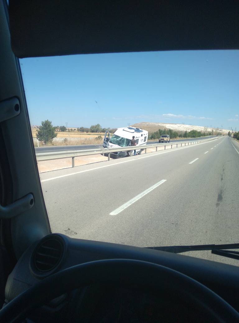 Afyonkarahisar ile Kütahya’nın Altıntaş ilçesi arasındaki yolda karavanın karıştığı trafik