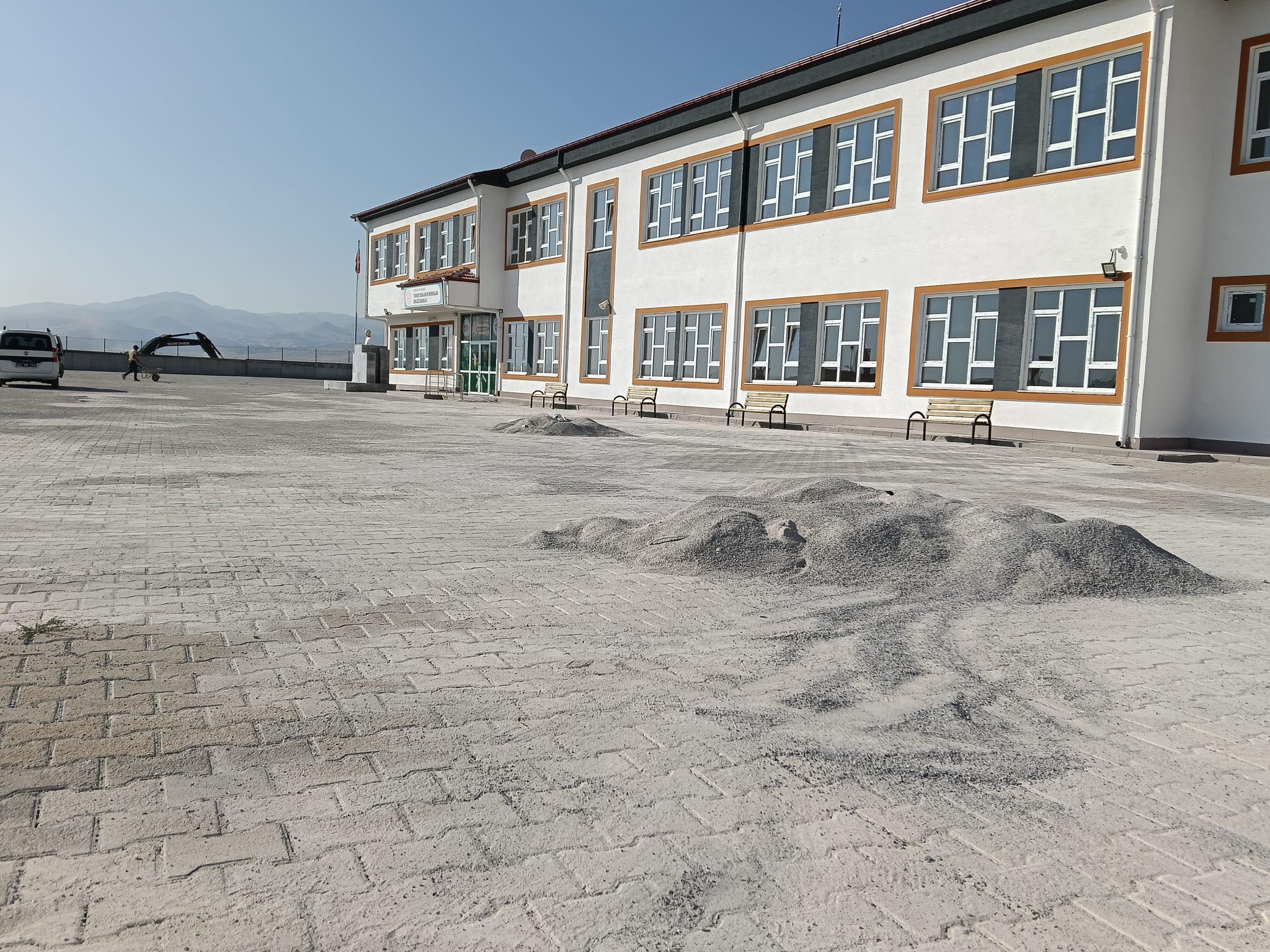 Emirdağ Belediye Başkanı Serkan Koyuncu, Adaçal Mahallesi TOKİ bölgesinde yapımı