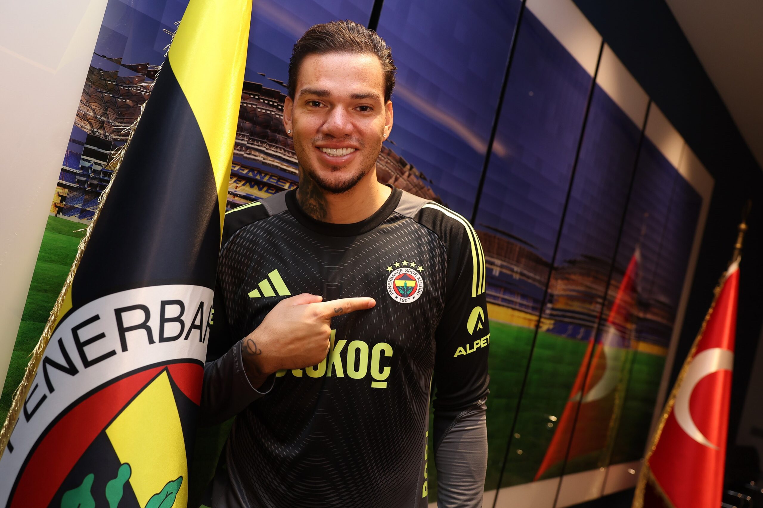 Fenerbahçe, kadrosuna kattığı Brezilyalı kaleci Ederson ile 3+1 yıllık sözleşme