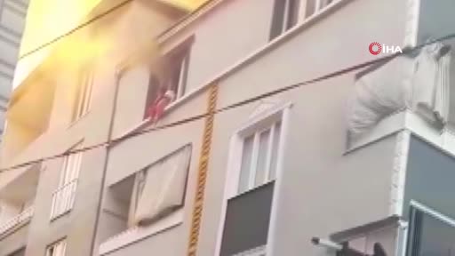 Babaanne Torununu 3. Kattan Aşağı Bıraktı Bursa Yıldırım’da çıkan yangında anneanne, torununu aşağıdaki vatandaşların üzerine bırakarak