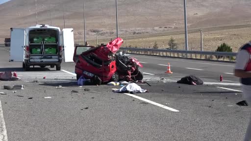 Otomobil Çekiciye Çarptı: 3 Ölü, 2 Yaralı Niğde-Pozantı Otoyolu Sazlıca mevkiinde meydana gelen kazada, emniyet şeridinde duran