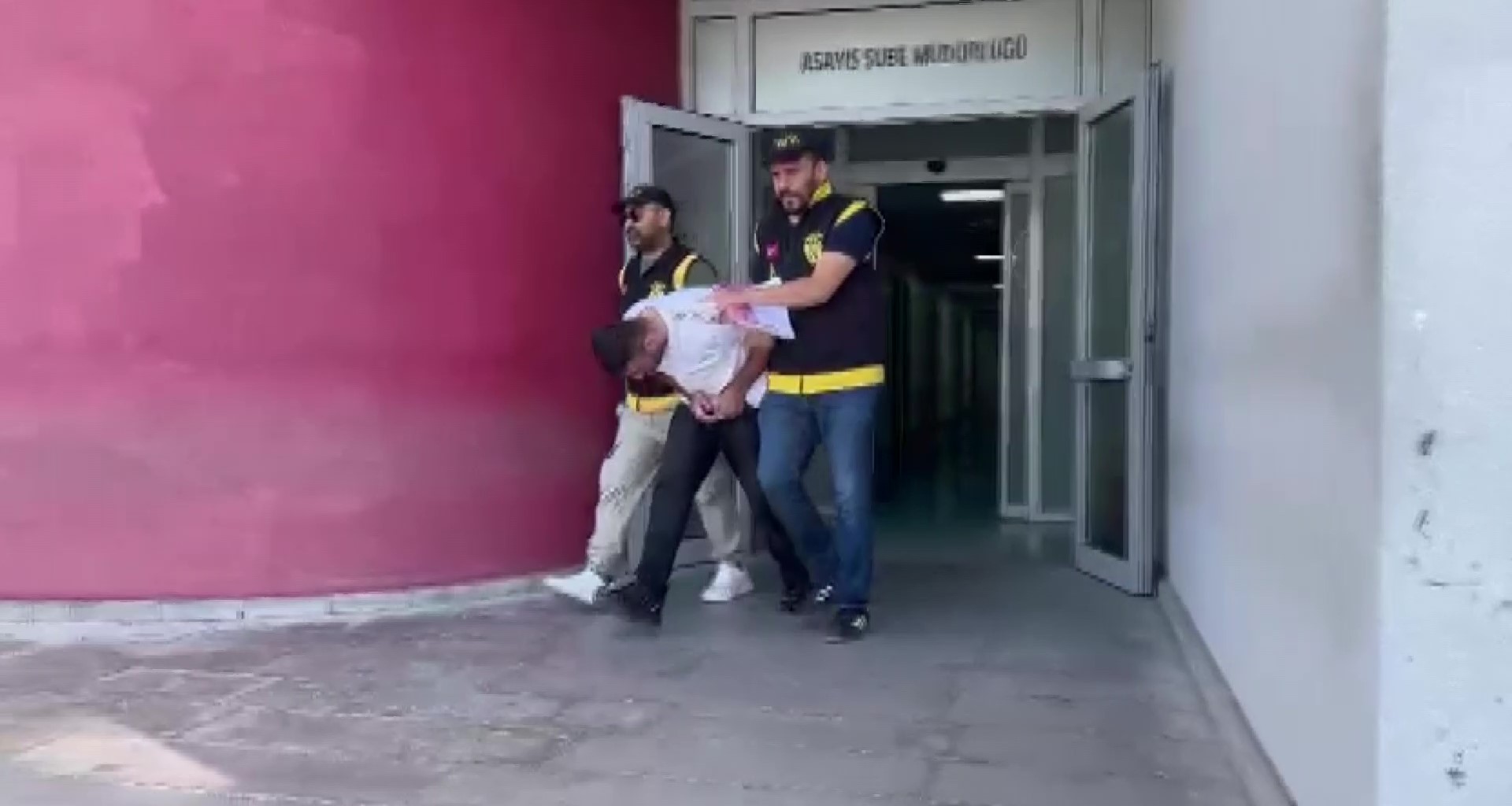 Adana’da masaj salonu adı altında fuhuş yapıldığı belirlenen bir apartman