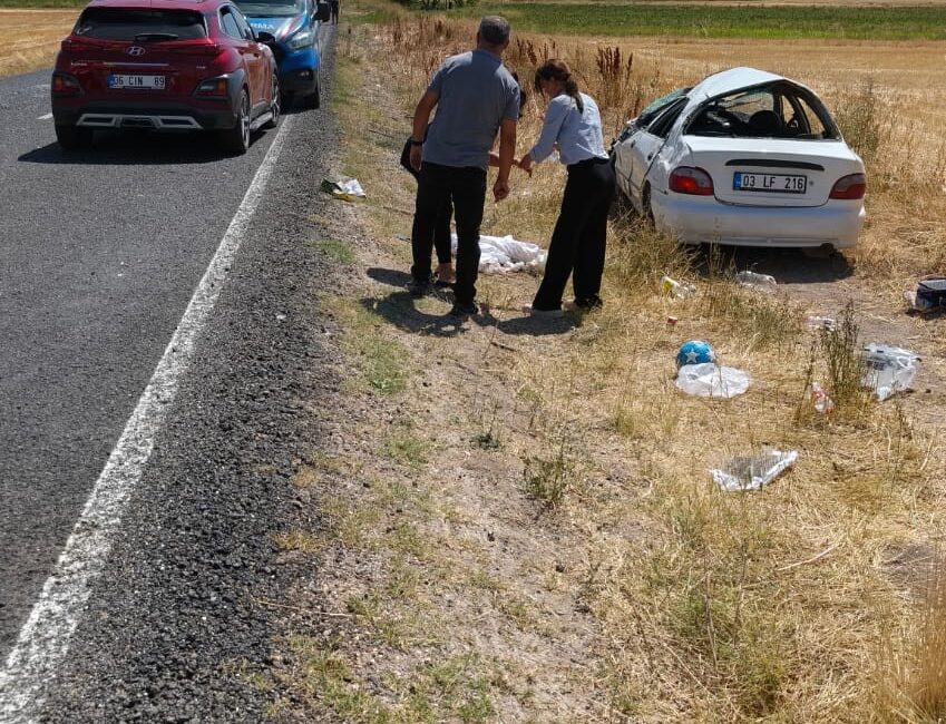 Sandıklı ilçesi Hırka köyü yakınlarında meydana gelen trafik kazasında, kontrolden
