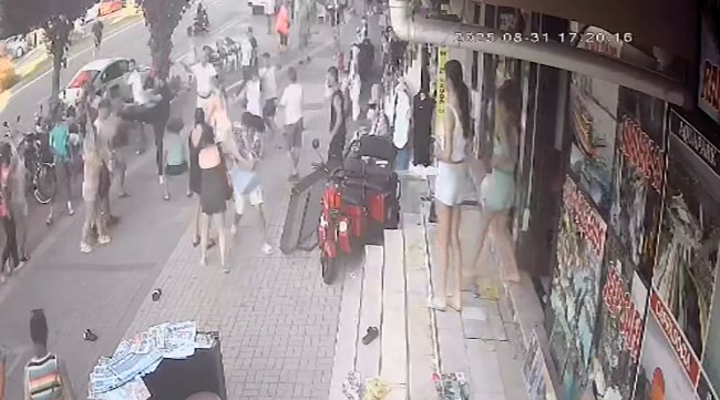 Antalya'nın Alanya ilçesinde, bir grup İngiliz turist ile yerel esnaf