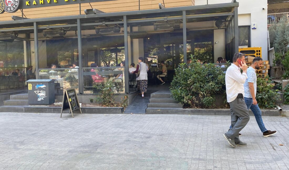 Yasak dinlemeyen dilencilerden yeni yöntem Eskişehir'de dilenciler, iddialara göre "fal bakacağım" diyerek vatandaşlardan para topluyorlar.
