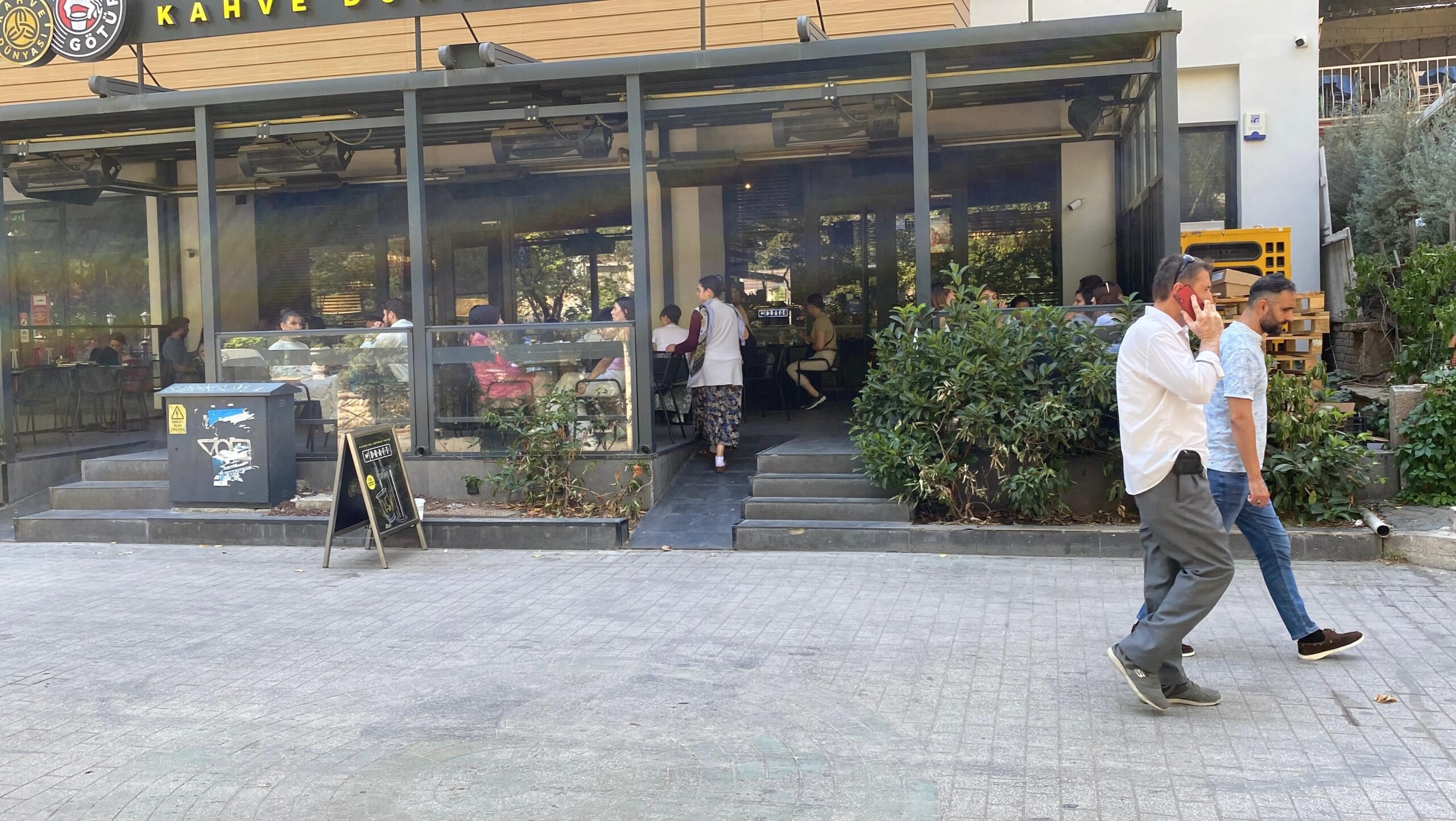 Eskişehir'de dilenciler, iddialara göre "fal bakacağım" diyerek vatandaşlardan para topluyorlar.