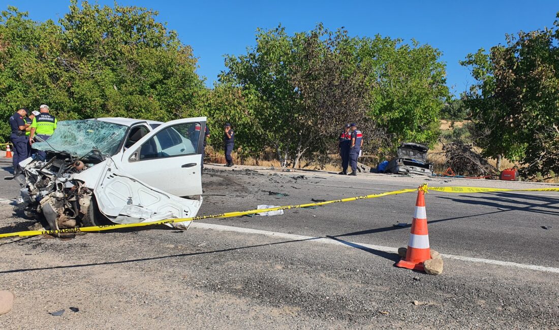 Manisa'nın Demirci ilçesinde iki otomobilin çarpıştığı kazada 3 kişi hayatını