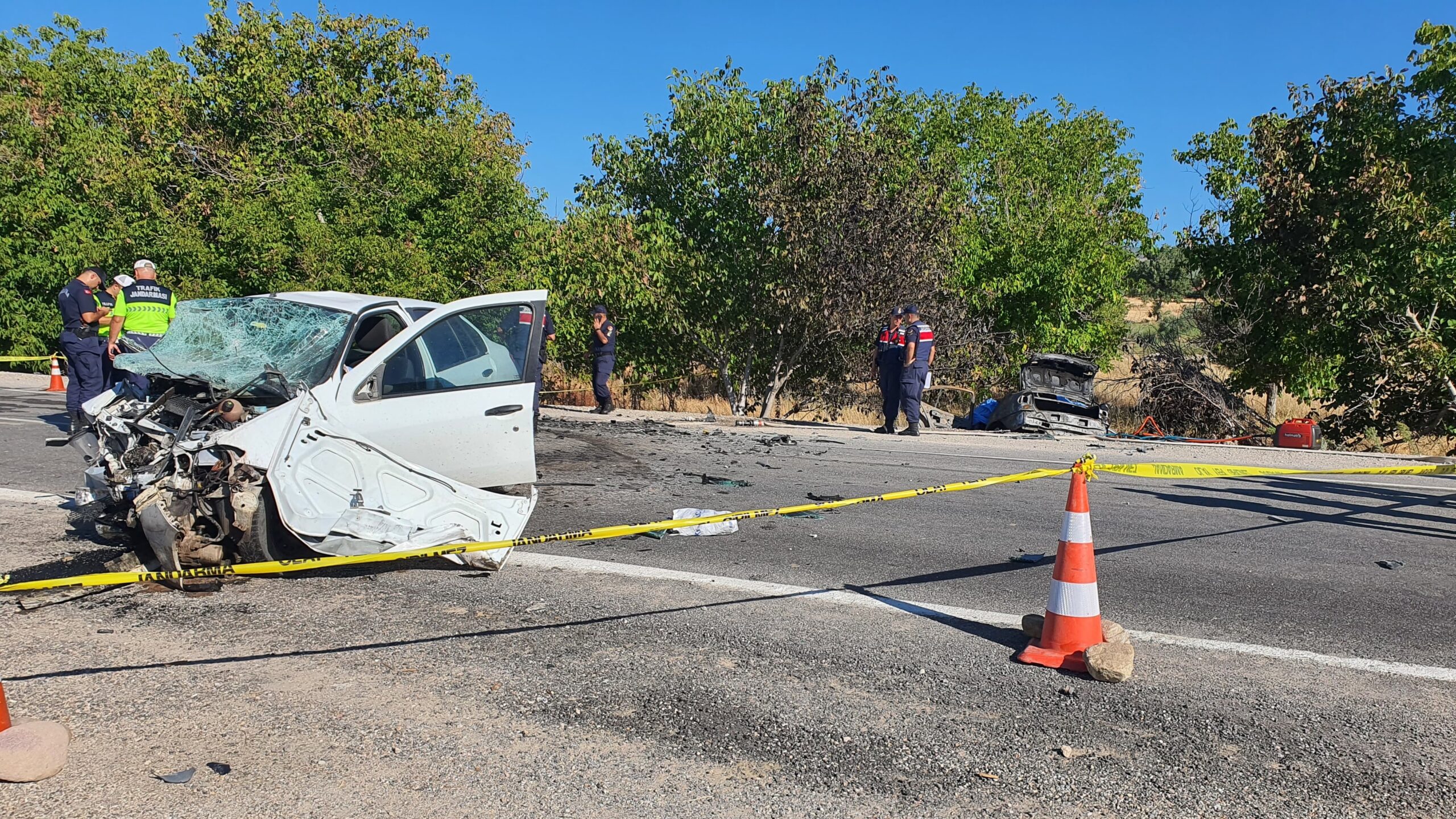 Manisa'nın Demirci ilçesinde iki otomobilin çarpıştığı kazada 3 kişi hayatını
