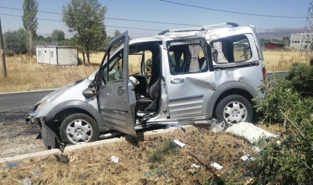 Isparta'nın Yalvaç ilçesinde sürücüsünün direksiyon hakimiyetini kaybettiği otomobilin takla atması