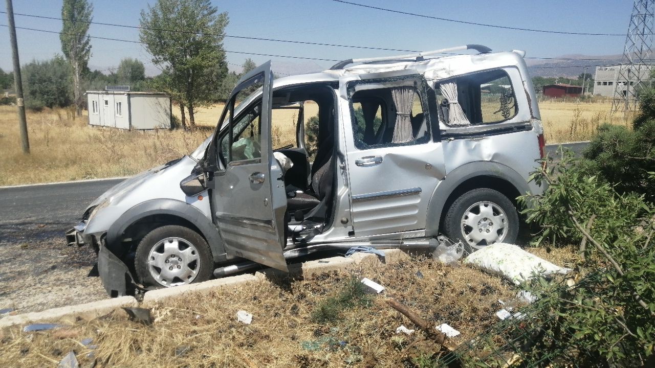 Isparta'nın Yalvaç ilçesinde sürücüsünün direksiyon hakimiyetini kaybettiği otomobilin takla atması