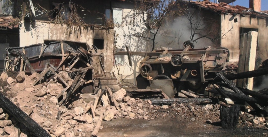 Kütahya'nın Tavşanlı ilçesine bağlı bir köyde, park halindeki bir otomobilde