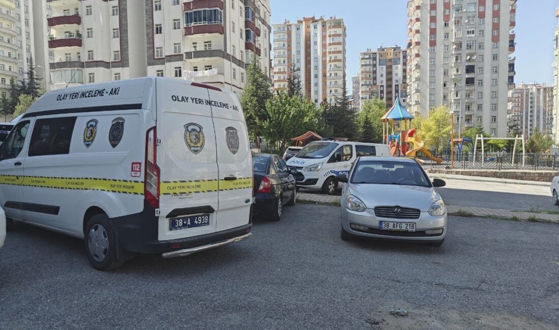 
Kayseri’nin Talas ilçesinde tartıştığı şahıs tarafından defalarca bıçaklanan bina görevlisi