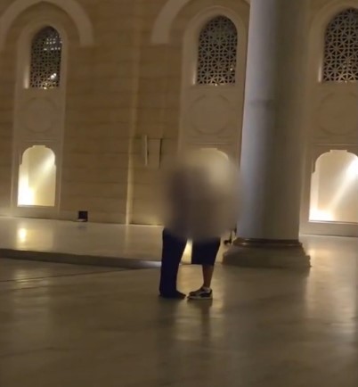 İstanbul Üsküdar'da bulunan Büyük Çamlıca Camii'nin avlusunda uygunsuz hareketlerde bulunan