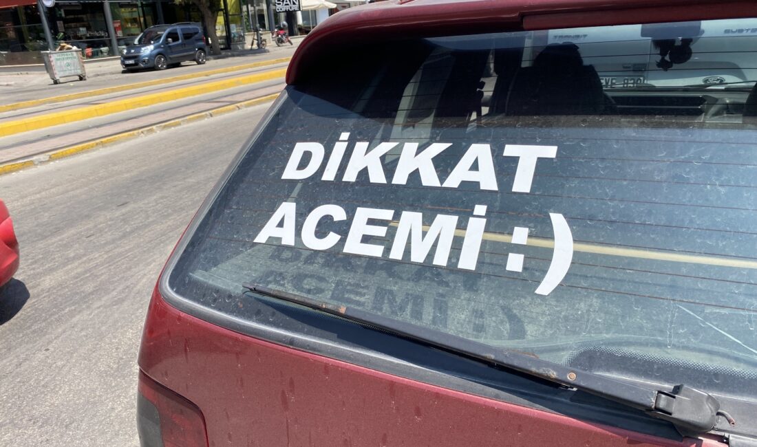 Eskişehir’de otomobilinin arka camına “Dikkat Acemi” yazısı asan Sevda Nur