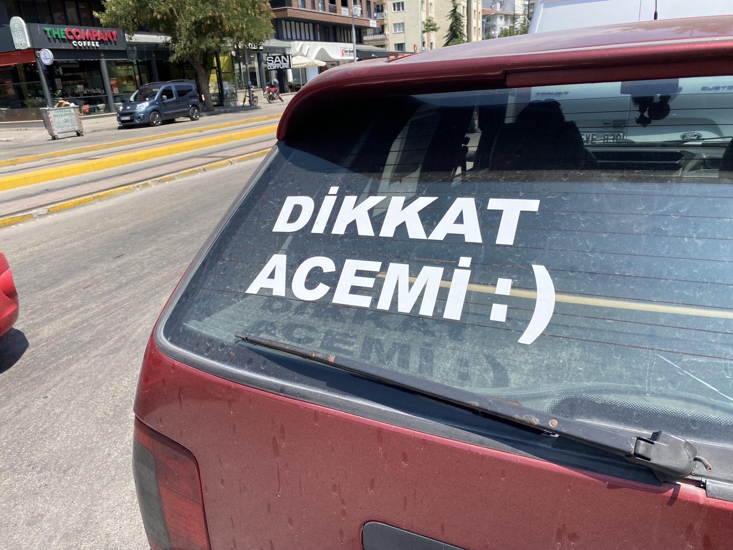 Eskişehir’de otomobilinin arka camına “Dikkat Acemi” yazısı asan Sevda Nur