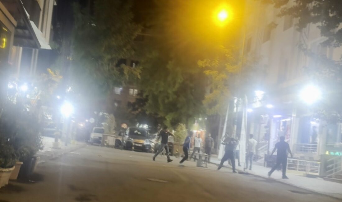 Birbirlerinin kafasında şişe kırdılar İstanbul Bayrampaşa’da alkollü oldukları iddia edilen iki sürücü, sokak ortasında