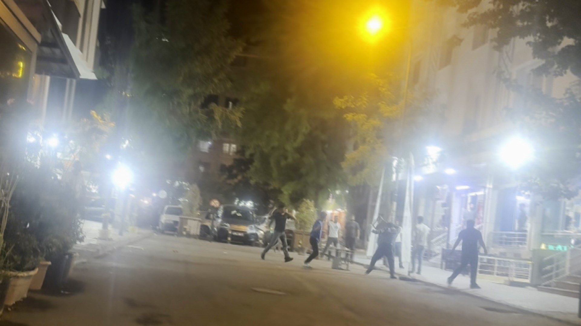 İstanbul Bayrampaşa’da alkollü oldukları iddia edilen iki sürücü, sokak ortasında