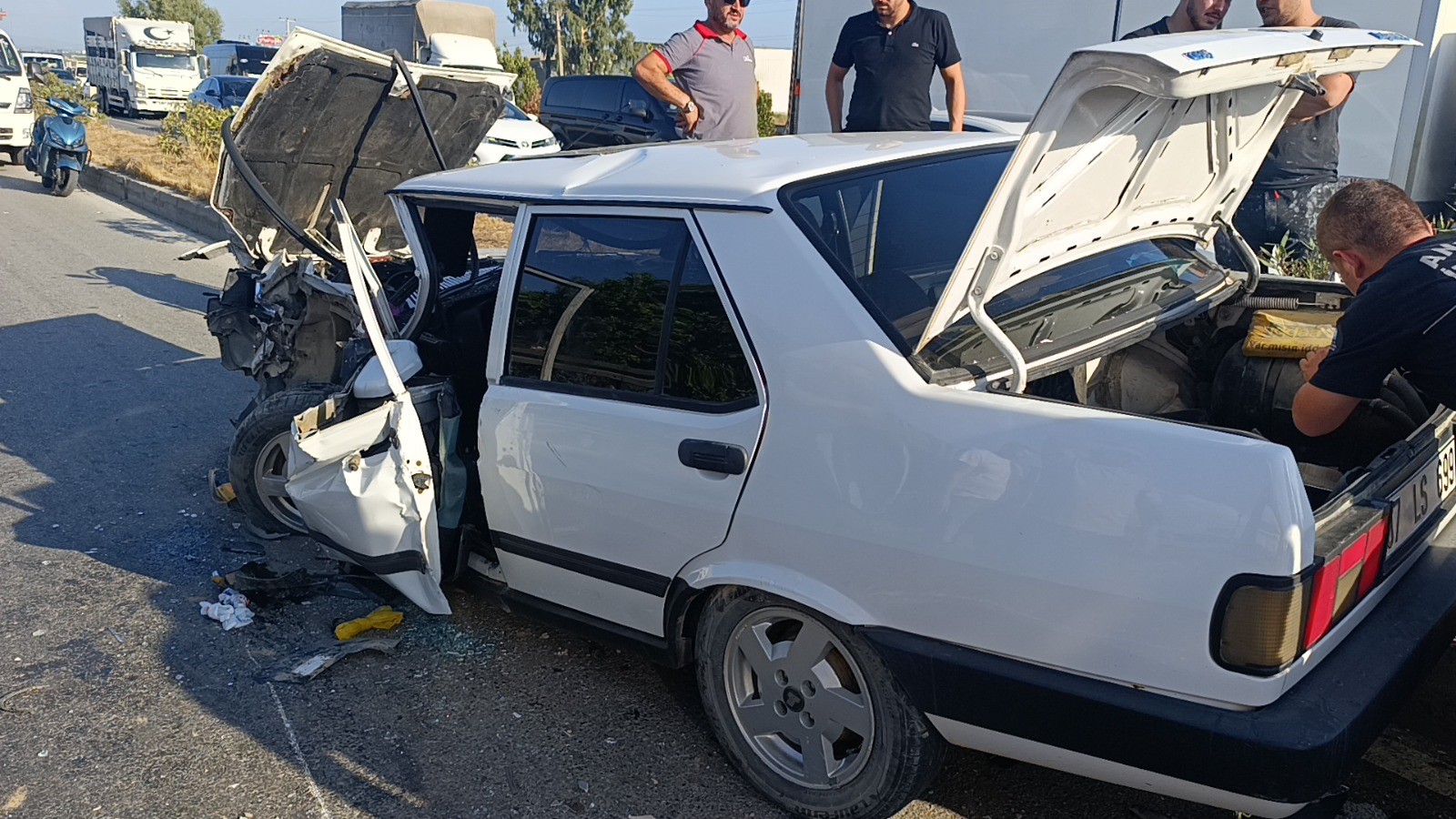 Antalya Manavgat’ta hafif ticari araç ile çarpışan Tofaş marka otomobil