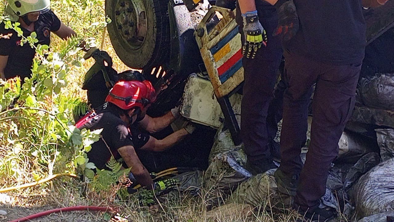 Zonguldak'ın Çaycuma ilçesinde, ihtiyaç sahiplerine kömür dağıtımı yapan bir kamyonun