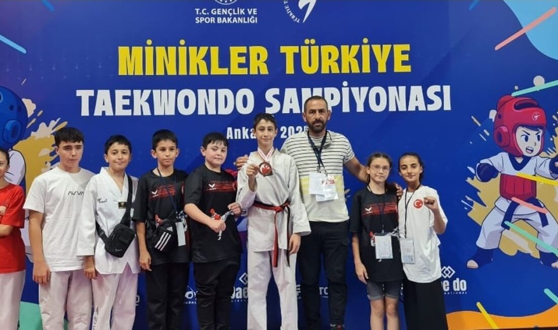 Ankara’da düzenlenen Minikler Türkiye Taekwondo Şampiyonası’nda Afyonkarahisar’ı temsil eden sporcular,