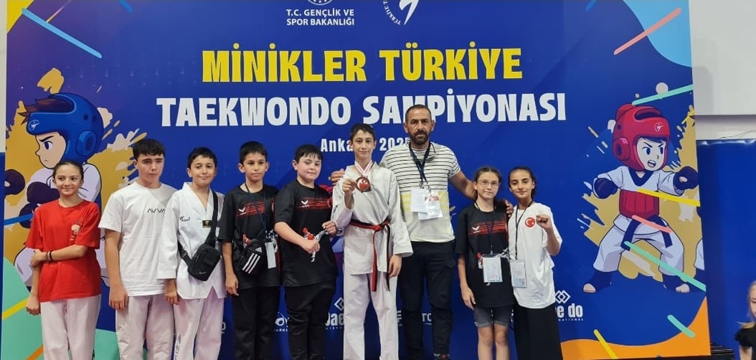 Ankara’da düzenlenen Minikler Türkiye Taekwondo Şampiyonası’nda Afyonkarahisar’ı temsil eden sporcular,
