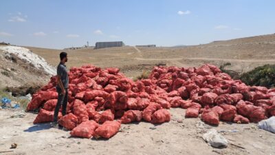 Karaman’da Organize Sanayi Bölgesi’nde tonlarca kuru soğan boş araziye atıldı.