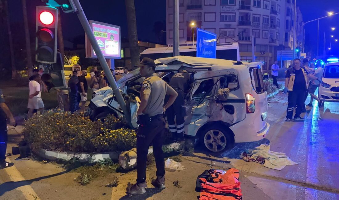 Antalya'nın Gazipaşa ilçesinde bu sabah saatlerinde, kırmızı ışık ihlali nedeniyle