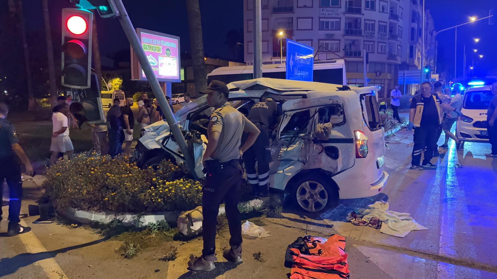 Antalya'nın Gazipaşa ilçesinde bu sabah saatlerinde, kırmızı ışık ihlali nedeniyle
