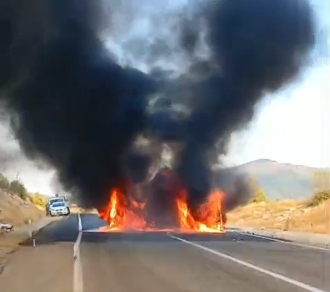 Karabük'ün Eflani ilçesinde iki otomobilin kafa kafaya çarpışması sonucu feci