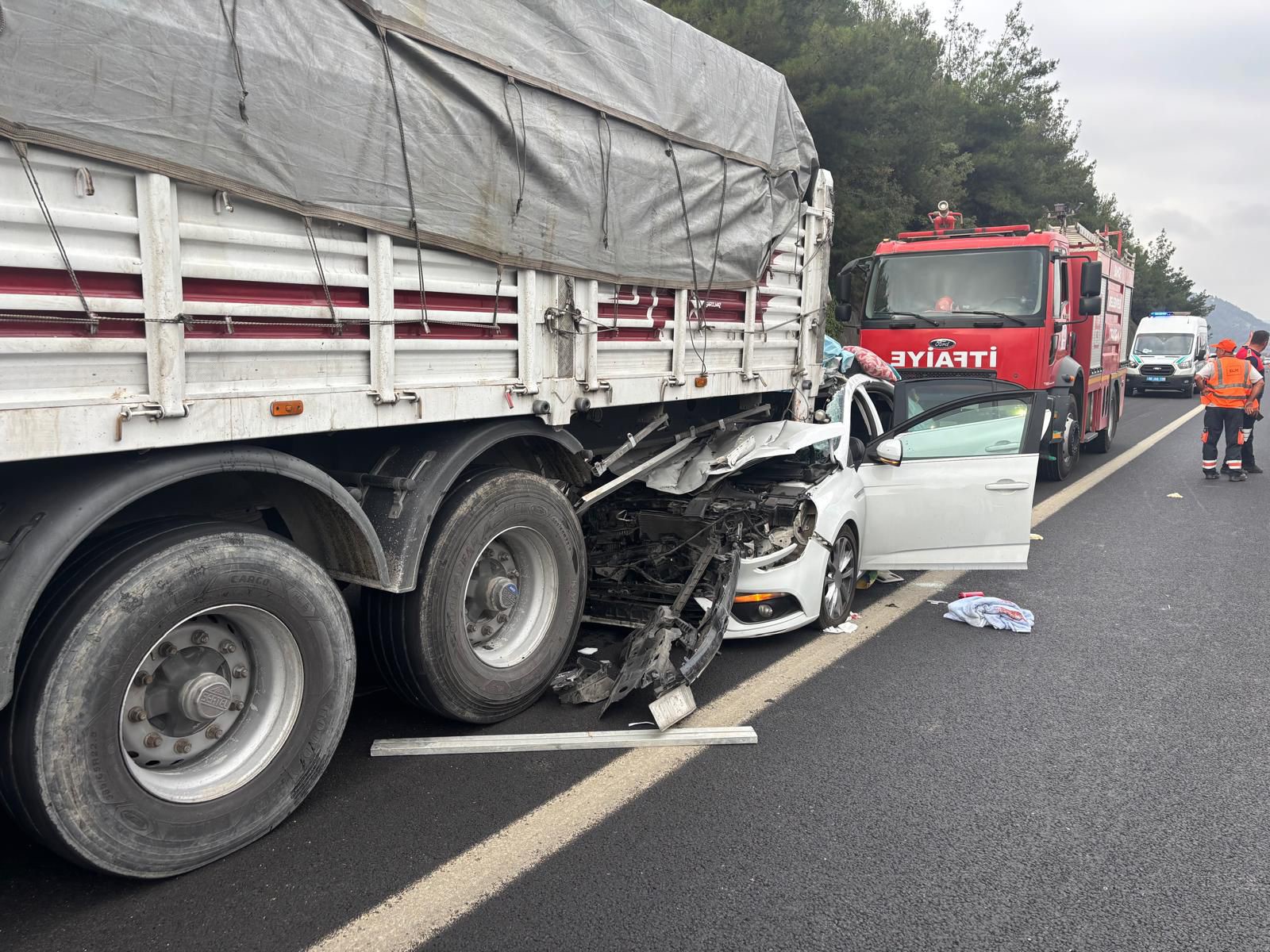 Osmaniye’nin Bahçe ilçesinde otomobilin tıra arkadan çarpması sonucu 4 kişi