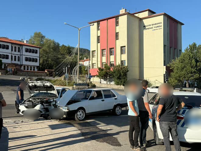 Bolu'nun Gerede ilçesinde D-100 kara yolunda iki otomobilin kafa kafaya