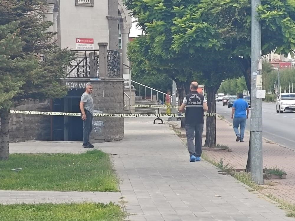 Kayseri'nin Melikgazi ilçesinde bir cami tuvaletinde çıkan tartışma kanlı bitti.