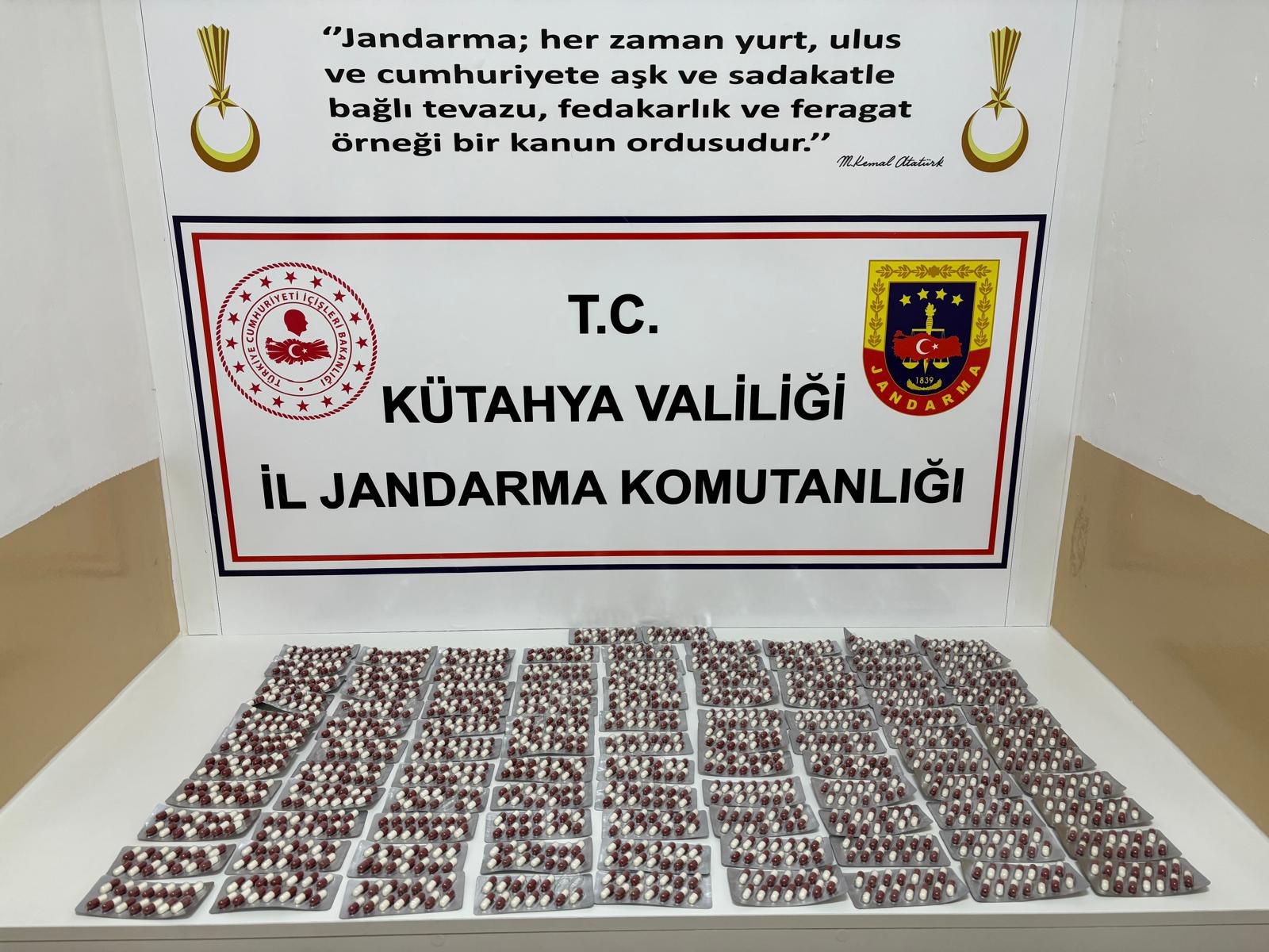 Kütahya İl Jandarma Komutanlığı ekipleri tarafından Aslanapa’da düzenlenen uyuşturucu operasyonunda,