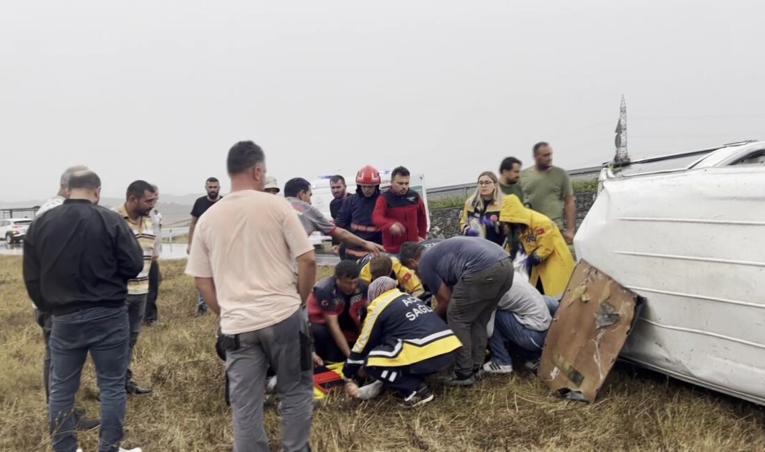 Yağış nedeniyle kayganlaşan yolda doğalgaz firmasına ait minibüs devrildi. Sürücünün