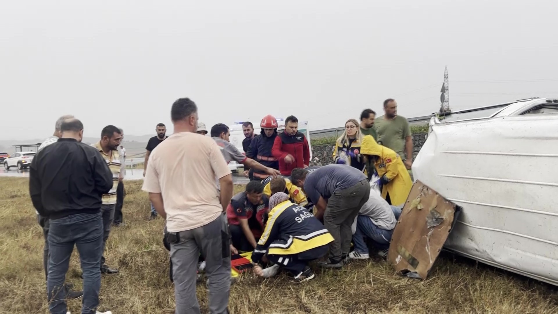 Yağış nedeniyle kayganlaşan yolda doğalgaz firmasına ait minibüs devrildi. Sürücünün