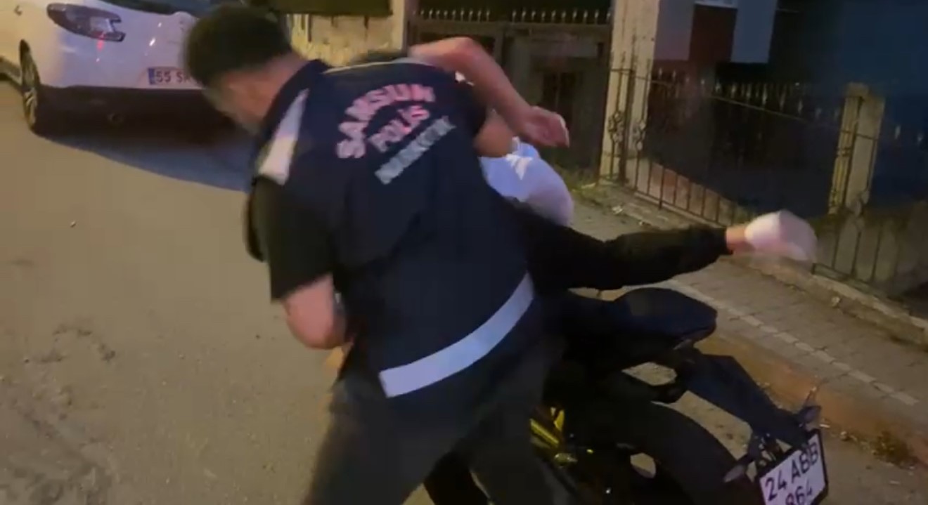 Samsun’da polis ekipleri, motosikletle taşınan çarşafa sarılı uyuşturucu paketini takibe