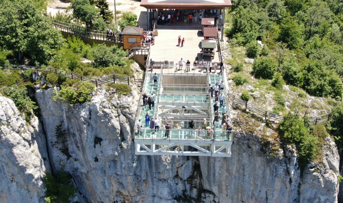 Kastamonu'nun Azdavay ilçesinde, 450 metre yükseklikteki Çatak Kanyonu üzerinde konumlanan