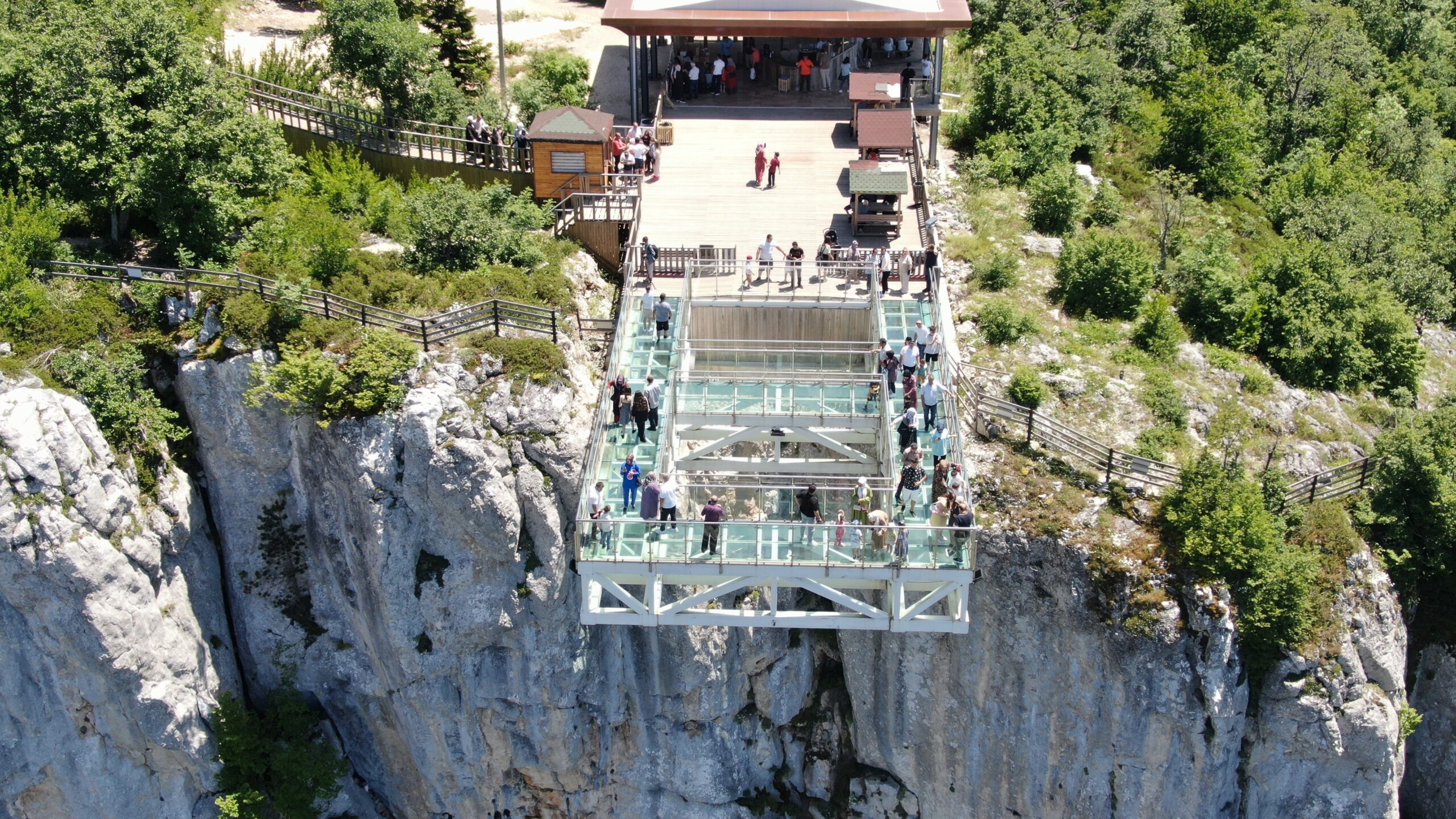 Kastamonu'nun Azdavay ilçesinde, 450 metre yükseklikteki Çatak Kanyonu üzerinde konumlanan