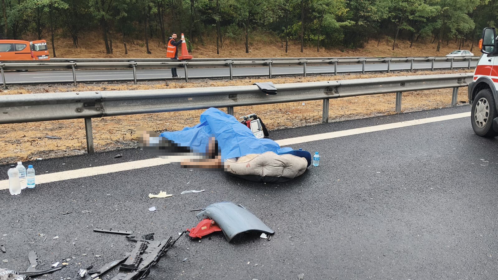 Anadolu Otoyolu Düzce kesiminde sağanak yağış nedeniyle kayganlaşan yolda peşi